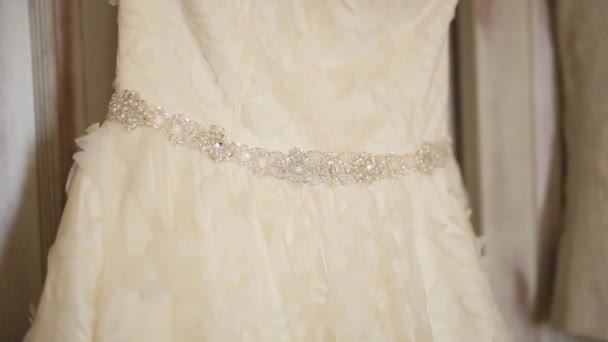 Bruiden jurk, close-up. Details van de trouwjurk van de bri — Stockvideo