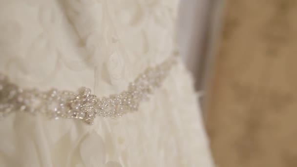 Vestido de novia, primer plano. Detalles del vestido de novia de la novia — Vídeos de Stock