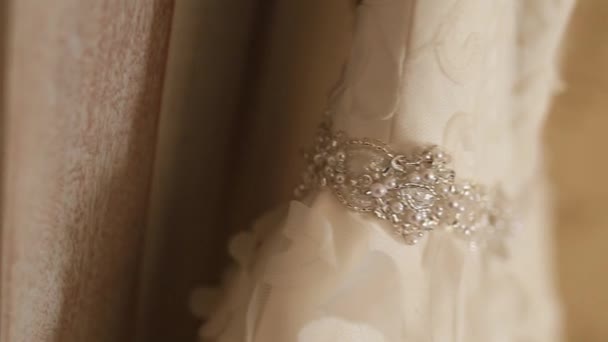Šaty nevěsty, detail. Podrobnosti o svatebních šatů bri — Stock video