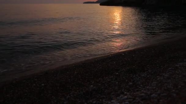 Coucher de soleil sur la mer. Coucher de soleil sur la mer Adriatique. Soleil pour s'asseoir — Video