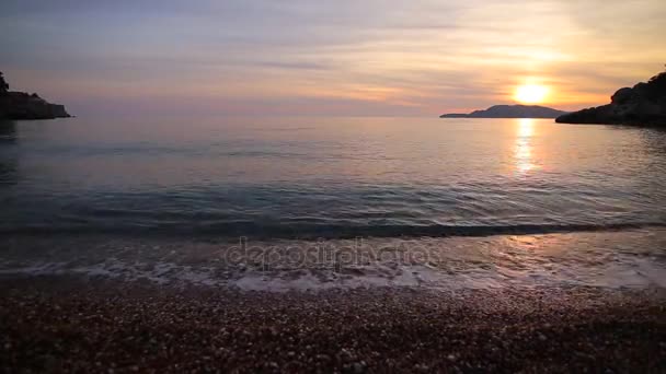 海に沈む夕日。アドリア海に沈む夕日。太陽に座るしないでください。 — ストック動画