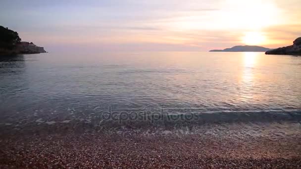 Zonsondergang boven de zee. Zonsondergang over de Adriatische Zee. Zon zitten doen — Stockvideo