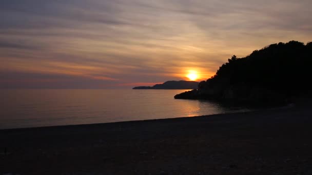 Solnedgång över havet. Solnedgång över Adriatiska havet. Solen till sit göra — Stockvideo