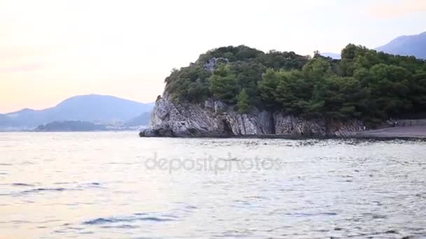 Rock nära stranden av drottningen, nära ön Sveti Stefa — Stockvideo