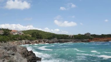 Karadağ'daki deniz buzlu. Kayalık sahil. Vahşi plaj. Dangero