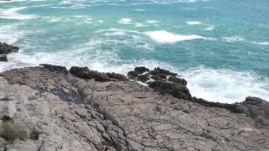 Karadağ'daki deniz buzlu. Kayalık sahil. Vahşi plaj. Dangero