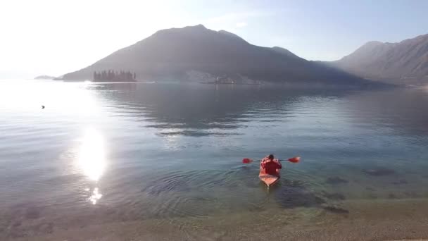 Kajaker i sjön. Turister som kajakpaddling på fjärden av Kotor, nära — Stockvideo