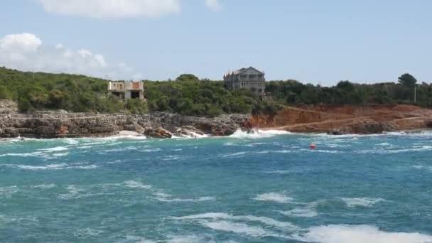 Batu karang di laut di Montenegro. Rocky Coast. Pantai liar. Dangero — Stok Video