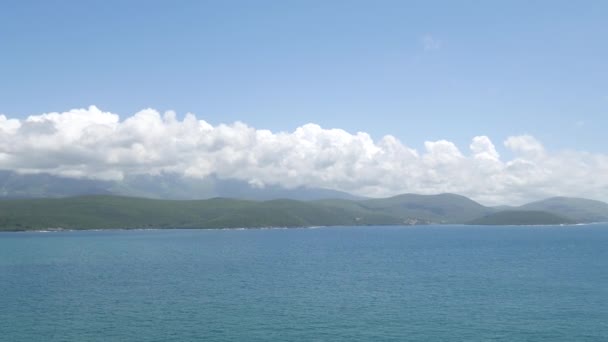 Costa montenegrina, montañas verdes, cielo azul — Vídeo de stock