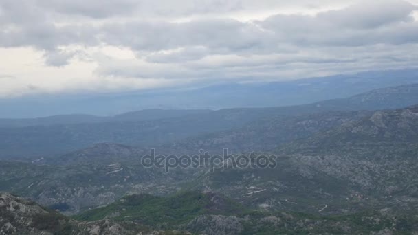 Berg komovi in Montenegro. Nebel fällt auf den Berg, als die Sonne untergeht — Stockvideo