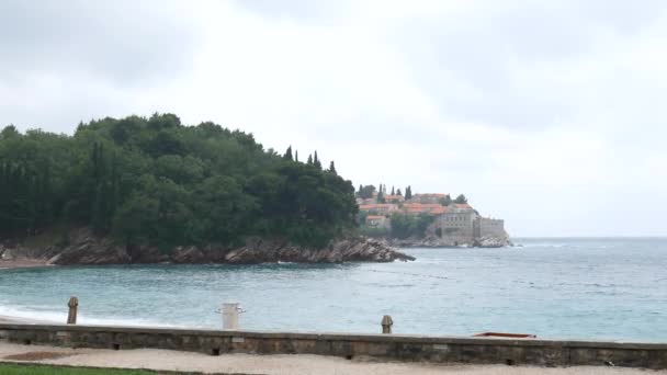 Ilha de Sveti Stefan, close-up da ilha à tarde . — Vídeo de Stock