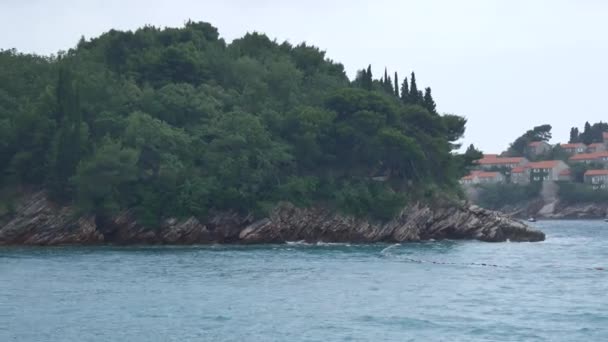 Insel sveti stefan, Nahaufnahme der Insel am Nachmittag. — Stockvideo