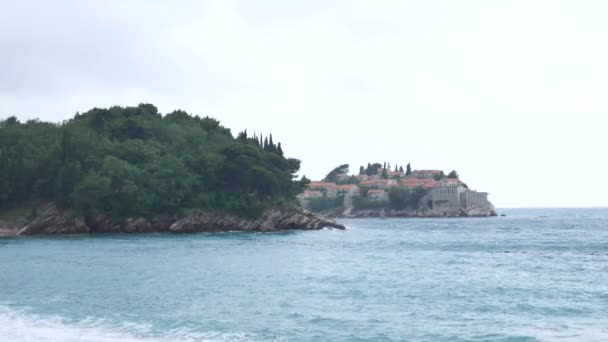 Νησί του Sveti Stefan του εδάφους, γκρο πλαν του νησιού το απόγευμα. — Αρχείο Βίντεο