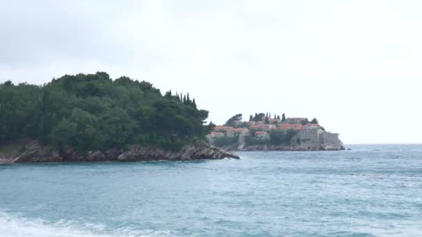 Insel sveti stefan, Nahaufnahme der Insel am Nachmittag. — Stockvideo