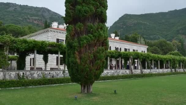 Bela vista romântica ao ar livre com antigo luxo Villa Milocer Ho — Vídeo de Stock