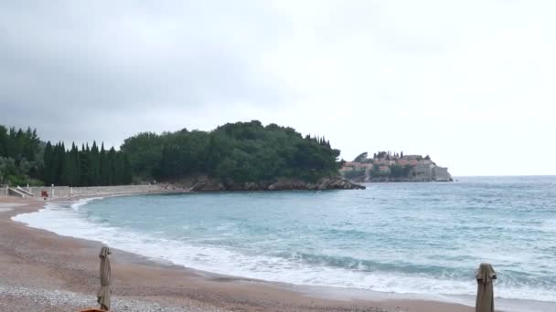 Île de Sveti Stefan, gros plan de l'île dans l'après-midi . — Video