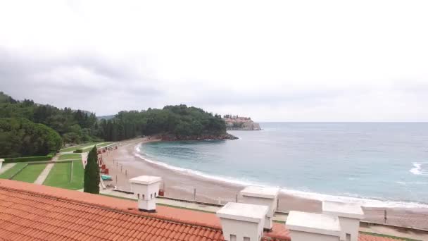 The park Milocer, Villa, beach Queen. Near the island of Sveti Stefan — Stock Video
