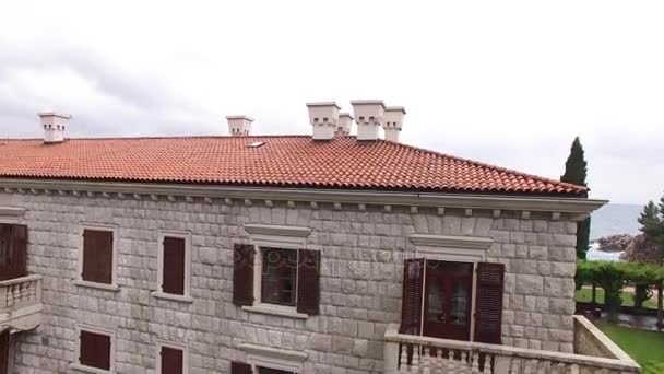 The park Milocer, Villa, beach Queen. Near the island of Sveti Stefan — Stock Video