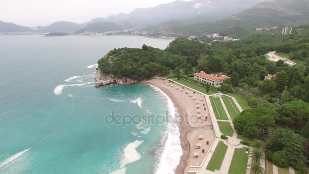 Park Milocer, Willa, plaża królowej. W pobliżu wyspy Sveti Stefan — Wideo stockowe