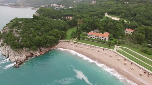 Taman Milocer, Villa, Pantai Queen. Dekat pulau Sveti Stefan — Stok Video