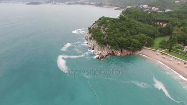 Het park Milocer, Villa, strand koningin. In de buurt van het eiland Sveti Stefan — Stockvideo