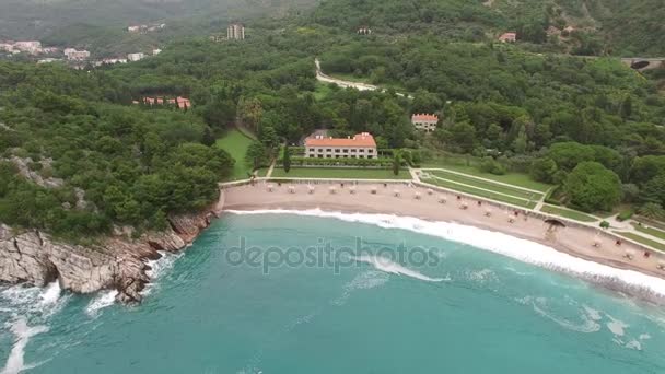 Il parco Milocer, Villa, spiaggia Regina. Vicino all'isola di Sveti Stefan — Video Stock