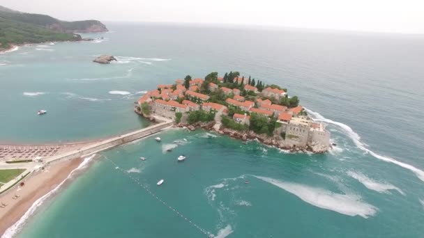 Остров Святого Стефана, аэрофотосъемка. Черногория — стоковое видео