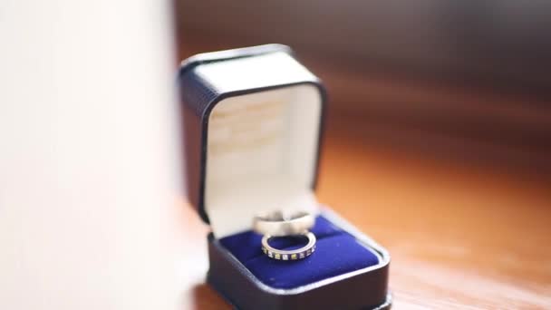 Anillos de boda en caja azul para el anillo — Vídeo de stock