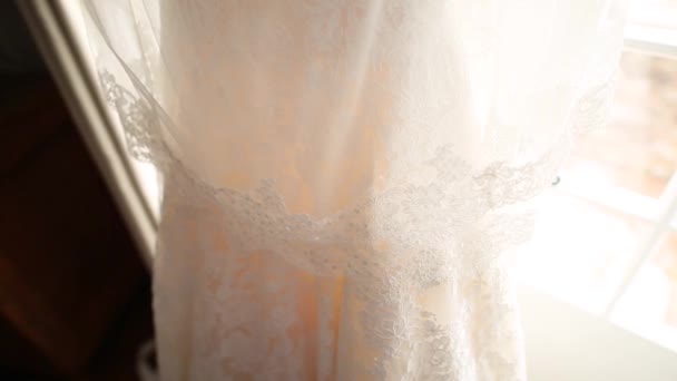 Bräute kleiden sich, in Großaufnahme. Details des Brautkleides der Bri — Stockvideo