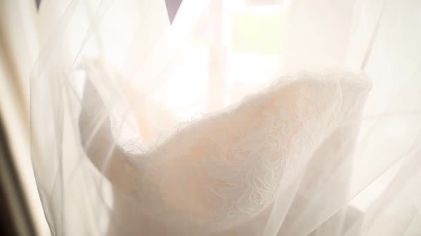 Vestido de novia, primer plano. Detalles del vestido de novia de la novia — Vídeos de Stock