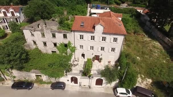 A villa található a falu Ljuta. Montenegró, a Kotori-öböl, Adr — Stock videók