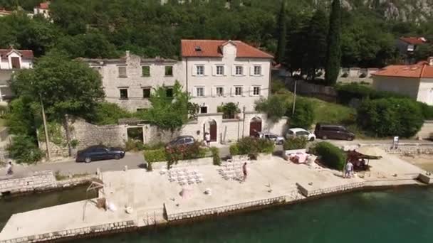 Willa znajduje się w miejscowości Ljuta. Czarnogóra, Zatokę Kotorską, Adr — Wideo stockowe