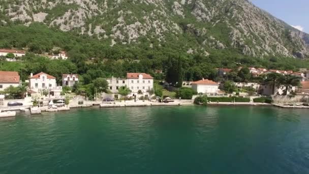 A villa található a falu Ljuta. Montenegró, a Kotori-öböl, Adr — Stock videók