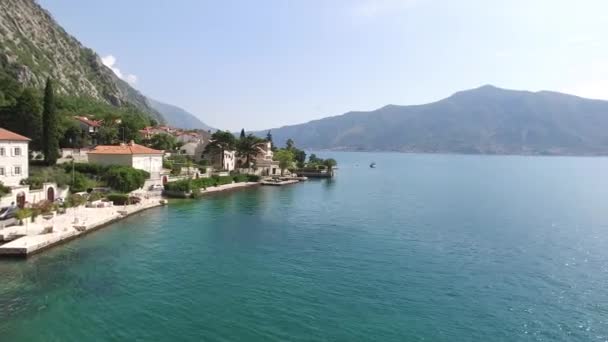 Villan ligger i byn av Ljuta. Montenegro, Kotor Bay, Adr — Stockvideo