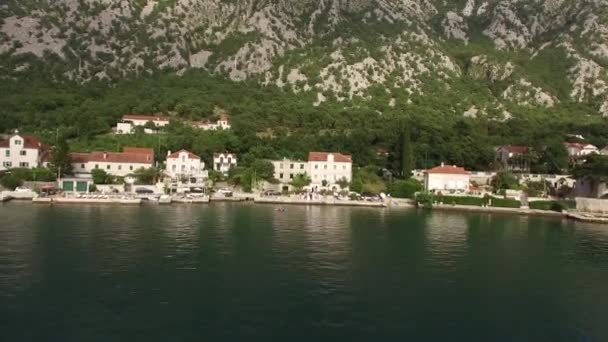 De villa ligt in het dorp van Ljuta. Baai van Kotor, Montenegro, Adr — Stockvideo