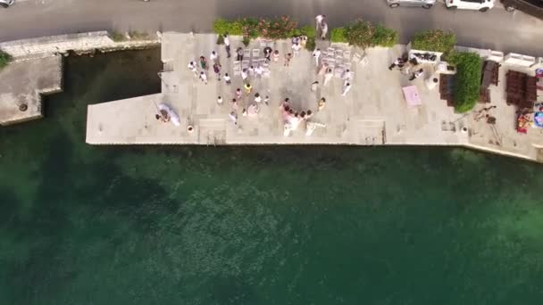 Casamento no cais em Kotor Bay, Montenegro. Fotografia aérea — Vídeo de Stock