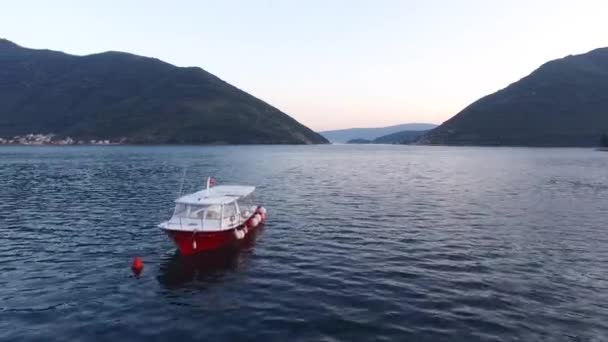 Kotor Körfezi bota. Karadağ, Adriyatik su — Stok video