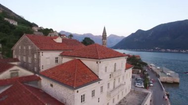 Eski şehir, Perast Kotor Koyu'ndaki, Karadağ kıyısında. İnci