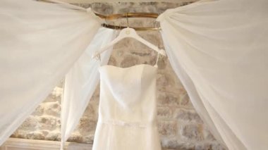 Gelinlik gelin yatağın üzerinde duruyor. Koleksiyonları o