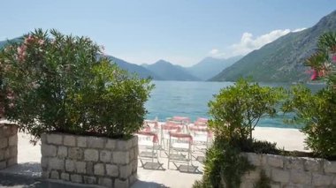 Sandalye bir düğün töreninde. Çiçek aranjmanları ile dekore edilmiş