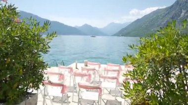 Sandalye bir düğün töreninde. Çiçek aranjmanları ile dekore edilmiş