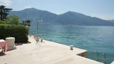 Demirleme Körfezi Kotor, Karadağ. Dağlar arasında defne. Bo