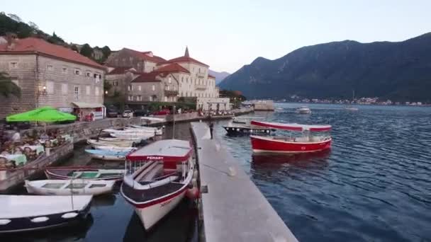 El casco antiguo de Perast en la orilla de la bahía de Kotor, Montenegro. Th — Vídeo de stock