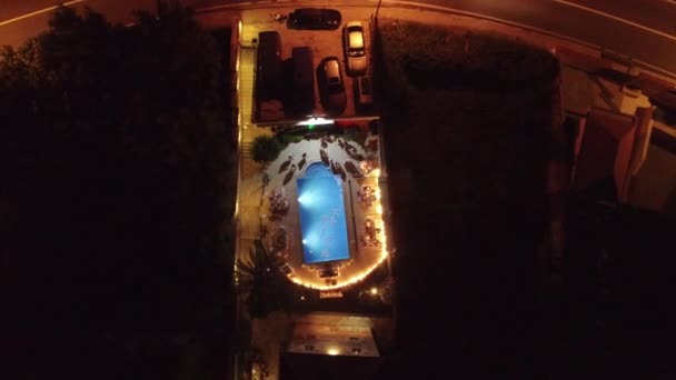 Partij bij het zwembad. Schieten vanuit de lucht, met de drone, luchtfoto — Stockvideo