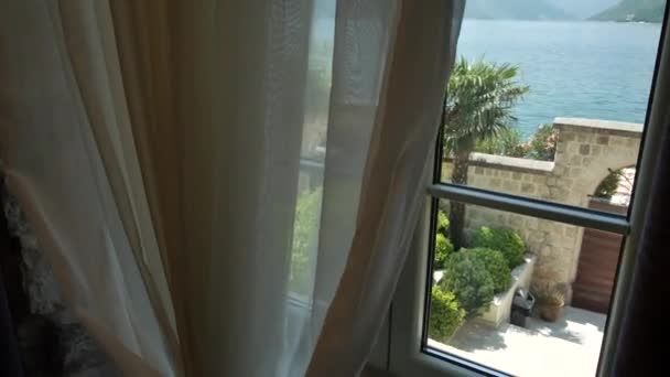 Vista al mar desde la ventana. Budva, Montenegro — Vídeo de stock