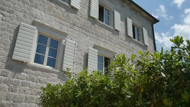 白色的百叶窗。在黑山的门面房子 — 图库视频影像