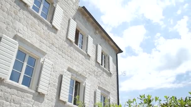 Vita fönsterluckor. De fasad hus i Montenegro — Stockvideo