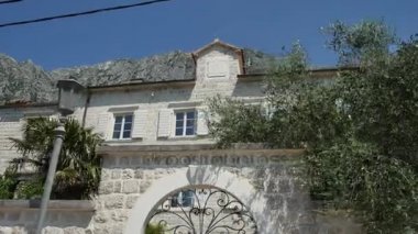 Elit otel Karadağ dağlarında. Antik taş Schüco