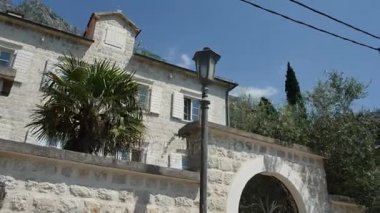 Elit otel Karadağ dağlarında. Antik taş Schüco