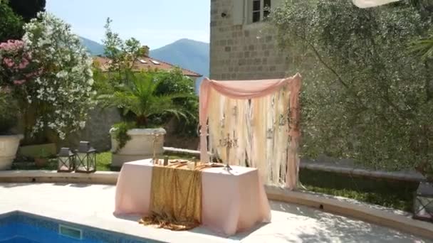 Stół na przyjęcie weselne w pobliżu basenu. Dekoracje ślubne — Wideo stockowe